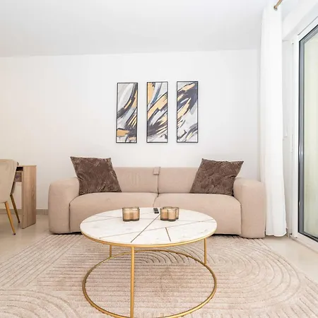 Modern 1 Bedroom Flat 2 Terraces Parking شقة