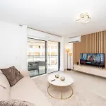 Modern 1 Bedroom Flat 2 Terraces Parking