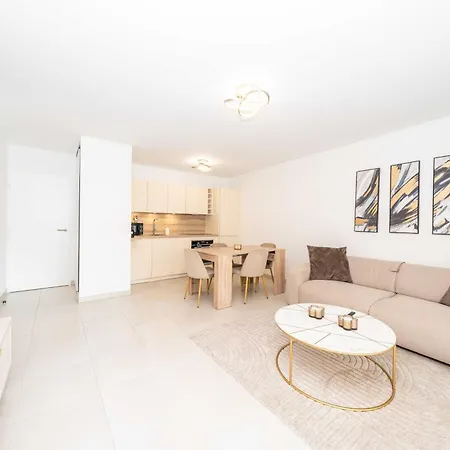 Modern 1 Bedroom Flat 2 Terraces Parking