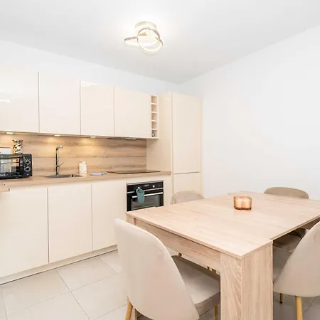 Modern 1 Bedroom Flat 2 Terraces Parking Apartment