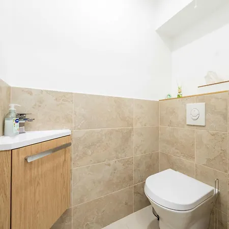 Modern 1 Bedroom Flat 2 Terraces Parking